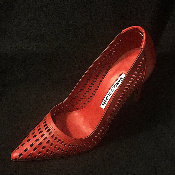 👠💥HOST PICK💥MANOLO BLAHNIK - LEATHER CUTOUT ACCENT PUMPS - Picture 2 of 13